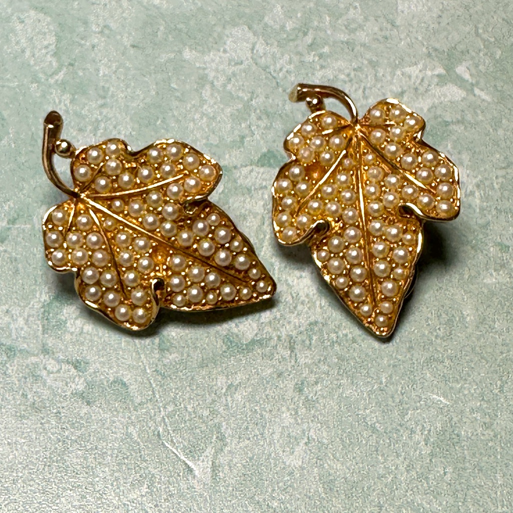 Vintage Pennino Gold Tone And Cream Pearl Leaf Clip On Earrings
